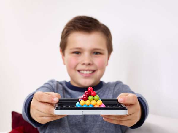 En dreng er løst den opgave og vis smart games IQ-puzzler Pro frem  