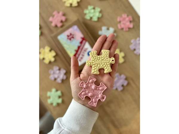 Barn holder nano puslespil pastel – små brikker til finmotorik

