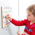 Weekpeek – visuel, magnetisk ugeplan bliver brugt af en pige 