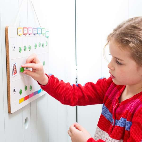 Weekpeek – visuel, magnetisk ugeplan bliver brugt af en pige 