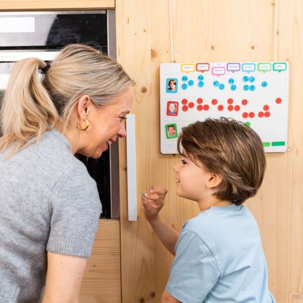 Barn og voksen planlægger med Weekpeek – ugeplan til børn med behov for struktur

