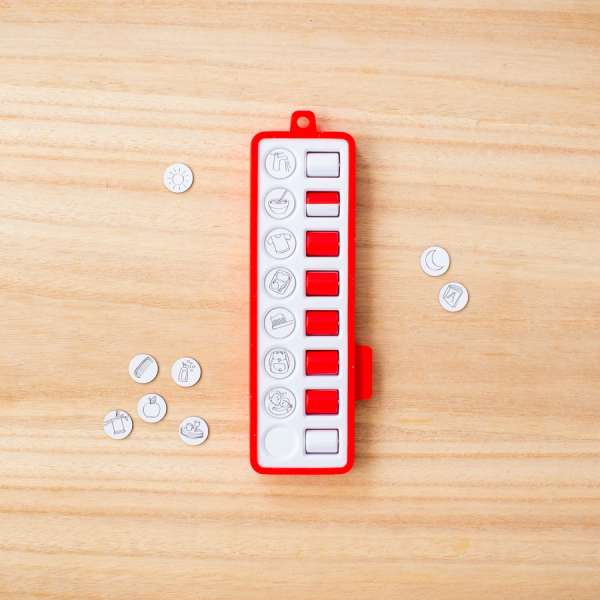 Rød Checkpad med brikker – belønningssystem til børn med behov for struktur

