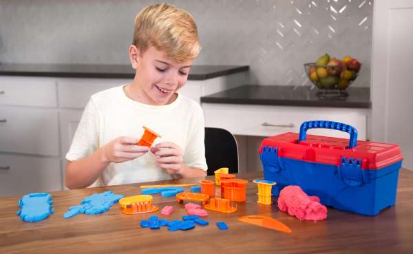 Barn leger med Mad Mattr Tool Box – sanselig og kreativ leg med formbart sand

