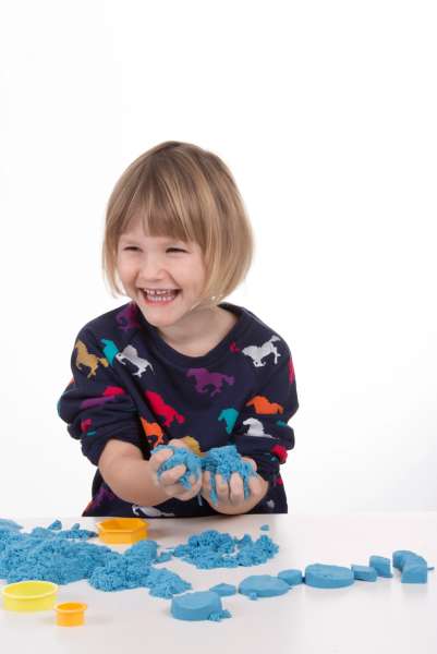 Barn leger med Mad Mattr Mini – sanselig leg og kreativ udfoldelse

