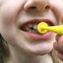 Barn bruger ARK Button Tip – træning af læbelukning og oralmotorisk kontrol

