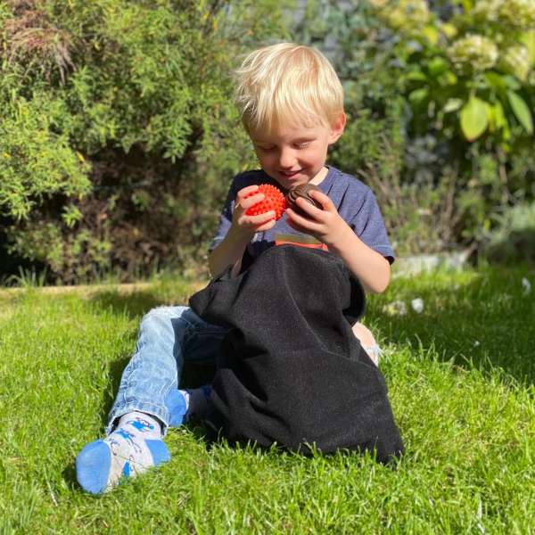 Børn leger med sansebolde aktivitetssæt for at styrke motorik og sanser