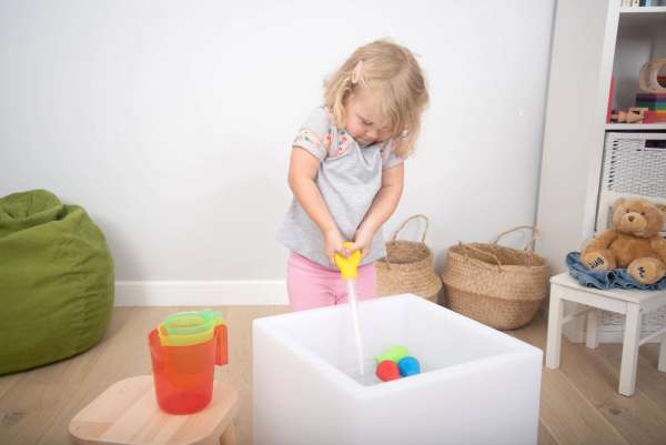 Barn bruger jumbo pipette – træning af finmotorik og hånd-øje-koordination

