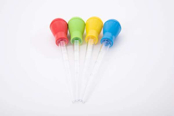 Jumbo pipetter close-up – farverige pipetter til finmotorik og leg med væsker

