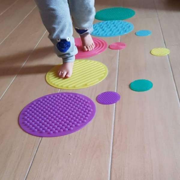 Silishapes sansecirkler lagt som bane – motorisk leg og balanceøvelser

