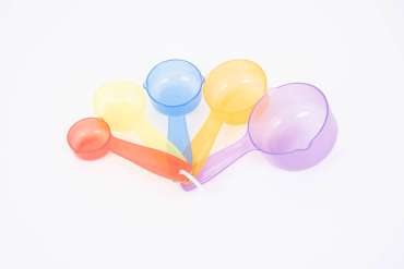 Transparente målekopper i farver – målesæt til vandleg, hældning og sanselig leg

