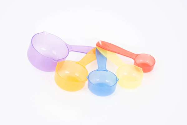 Transparente målekopper close-up – sanselegetøj til måling og udforskning

