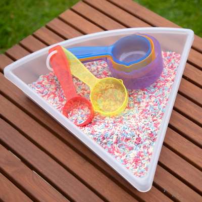 Transparente målekopper i sansebakke – leg med hældning, sortering og finmotorik

