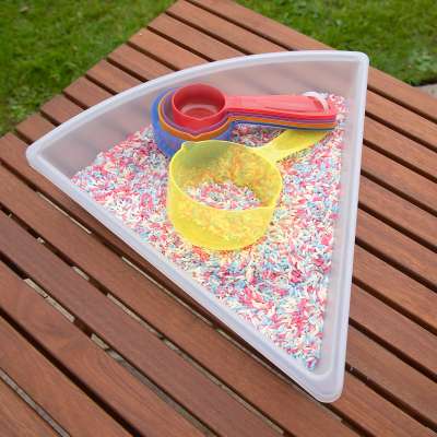 Transparente målekopper til vandleg – sanselig leg med materialer og måling

