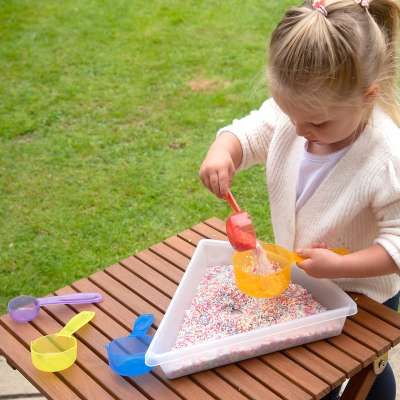 Barn leger med målekopper – læring gennem hælde- og måleaktiviteter

