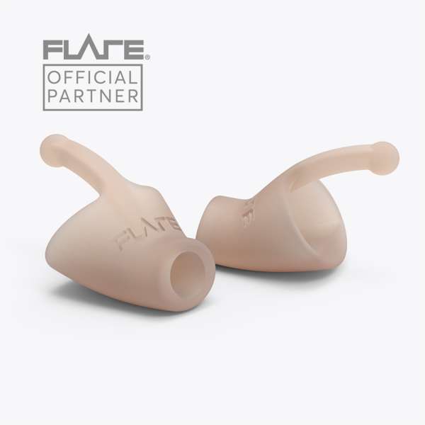 Flare Calmer Nude 2313 set fra siden – ergonomisk design til øret


