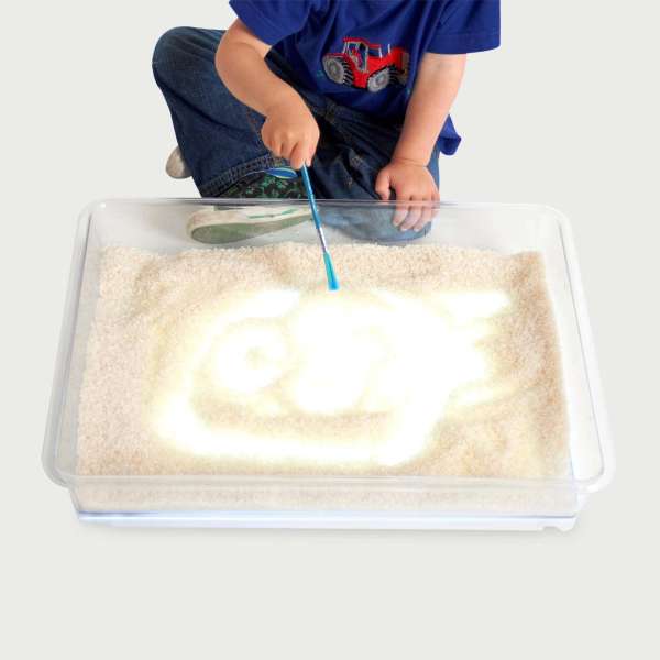 Barn leger med sansebakke A3 med sand – taktil sansestimulering og fordybelse

