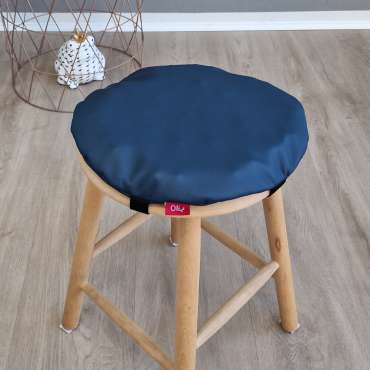 Oliz siddepude Eva placeret på rund træskammel – komfortabel pude til bedre siddekomfort

