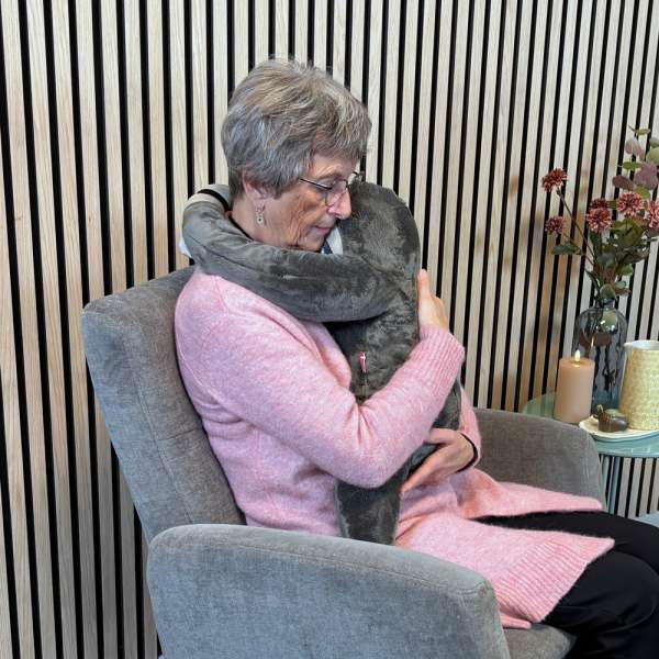 
Ældre person holder sansebamse Store Bent – beroligende hjælpemiddel til afslapning

