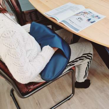 Sansemotorisk lårpude Maya Stor i brug ved bord – giver ro, stabilitet og bedre fokus


