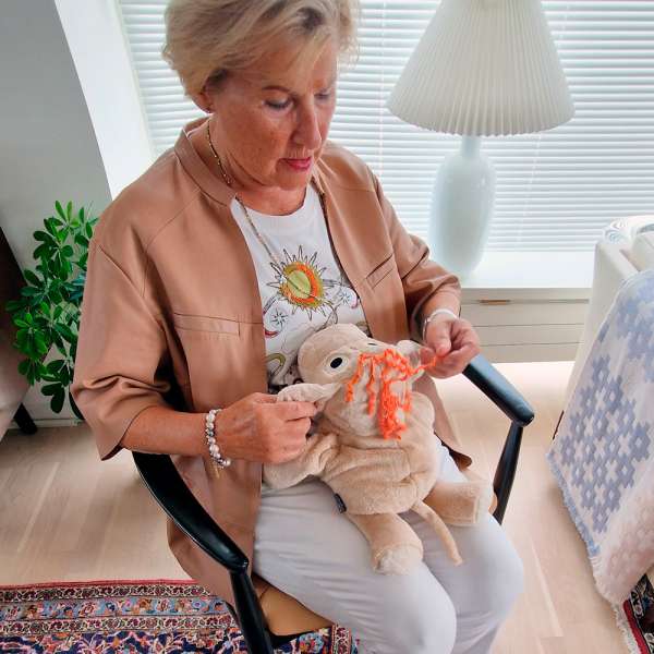 Voksen bruger Æslet Rita – sanselig støtte og kropslig ro

