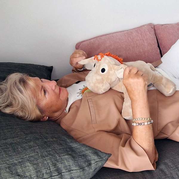 Barn hviler med Æslet Rita – tyngdebamse til afslapning og tryghed

