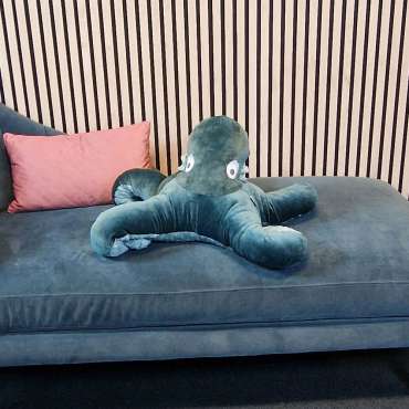 Sansemotorisk tyngdetæppe Poul på sofa – blødt tyngdetæppe til ro og sanselig regulering

