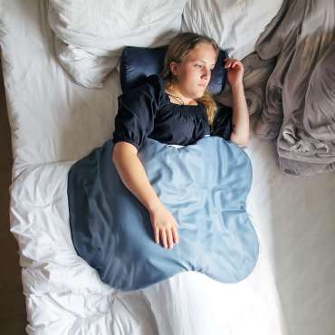 Vægttæppe Sally stor – barn slapper af med vægttæppe i seng

