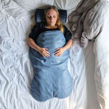 Vægttæppe Sally lille – barn ligger med tyngdetæppe for ro og tryghed

