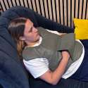 Trygge Max – person ligger med tyngdevest og slapper af

