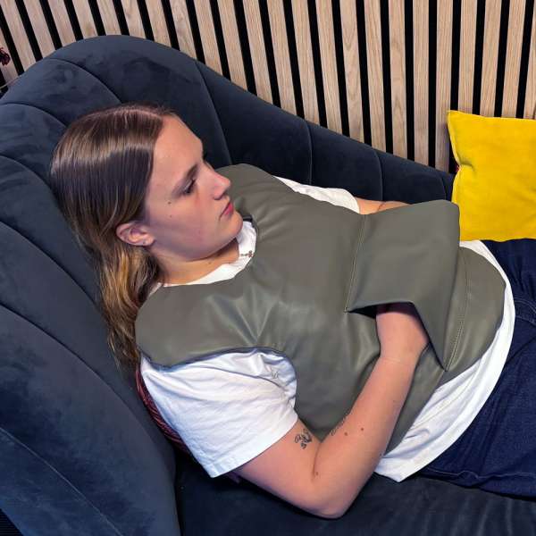Trygge Max – person ligger med tyngdevest og slapper af

