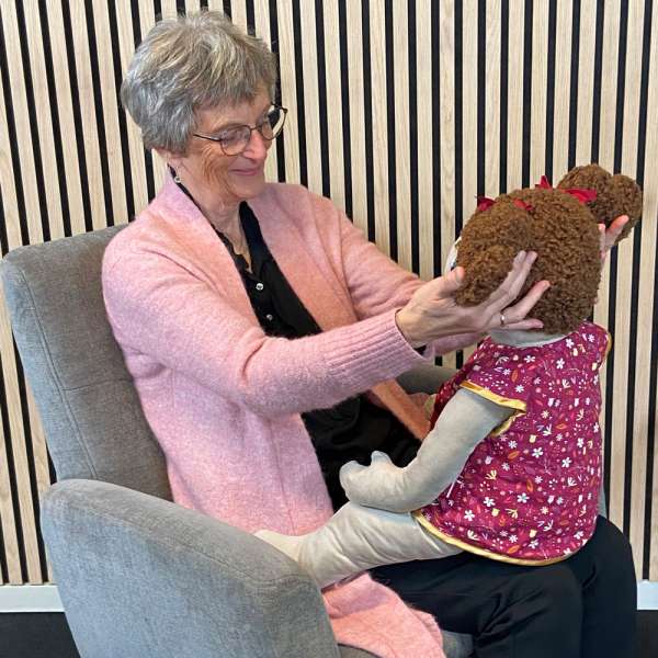 Demensdukke Lille Lise – interaktion og tryghed med dukke

