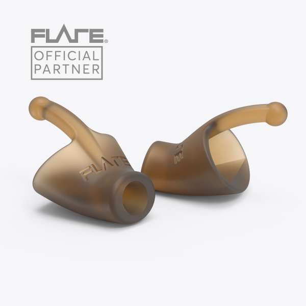 Flare Calmer Nude 476 set fra siden – ergonomisk design til øret


