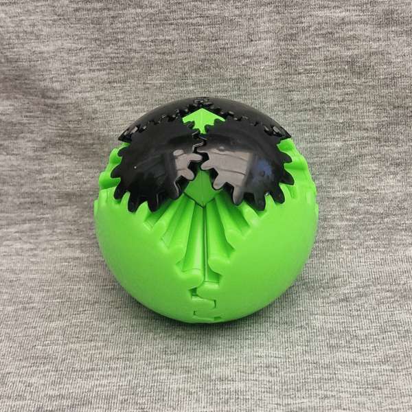 Morphing Gear Ball grøn – fleksibel bold til fidget og ro i hænderne

