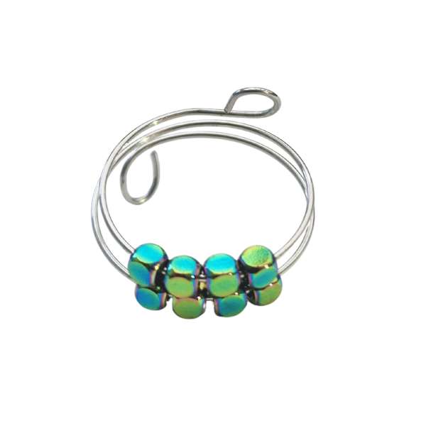 Flere fidgetringe med firkantede perler arrangeret sammen, hvor variation i farver ses