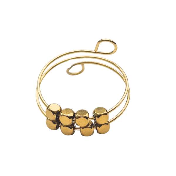 Fidgetring holdt mellem fingrene, viser størrelse og bevægelige perler