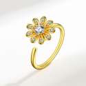 Fidgetring med blomst i guld – elegant og beroligende design

