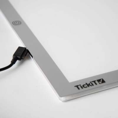 A2 lyspanel detalje med kabel – robust lysbord til børn og institution

