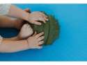 Barn rører kastanje balancesten mint – sansestimulering

