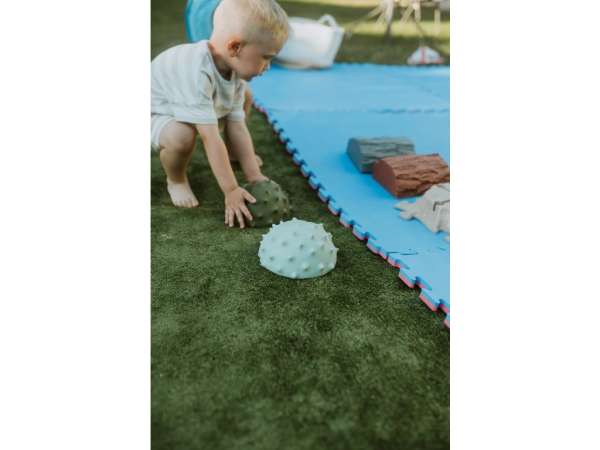 Barn leger med kastanje balancesten mint udendørs – motorik og balance

