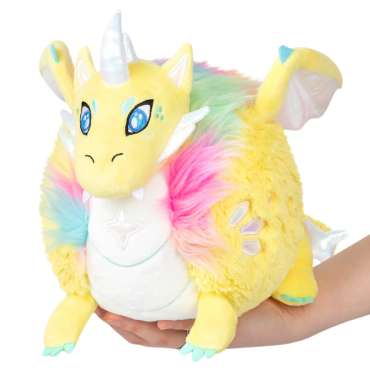 Prismatic drage plush bamse holdt i hånd – gul kawaii drage med regnbuefarvet pels, horn og vinger

