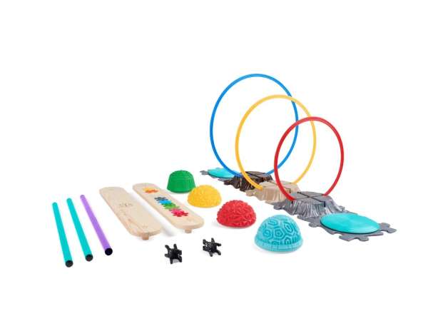 Stor forhindringsbane opstillet med ring og stang som klatre- og balanceudfordring for børn