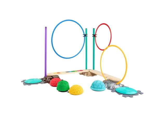 Stor forhindringsbane samlet med balancebom, ringe og træstubbe til aktiv motorikleg og bevægelse