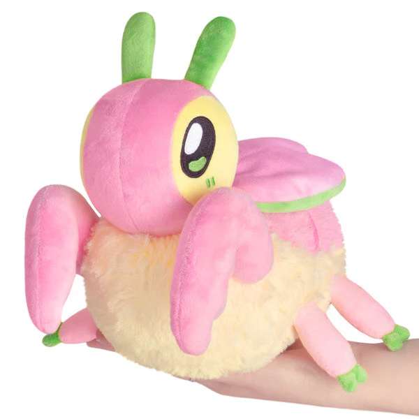 Orchidé-knæler plush bamse holdt i hånd – pink og grøn kawaii insekt med blødt fluffy design


