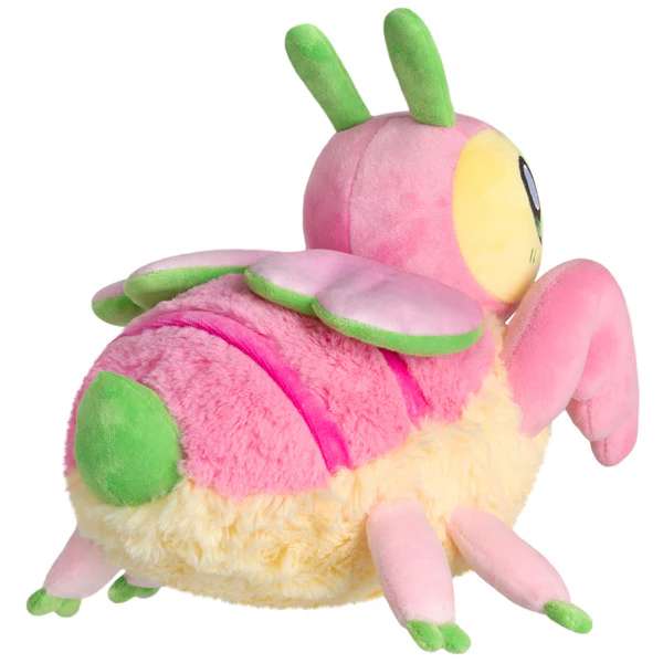 Orchidé-knæler bamse set fra siden – blød plush figur med pink krop, grønne detaljer og små vinger

