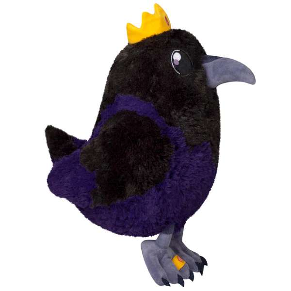 Kongeravn bamse set fra siden – blød plush ravn med lilla fjer, krone og detaljeret design

