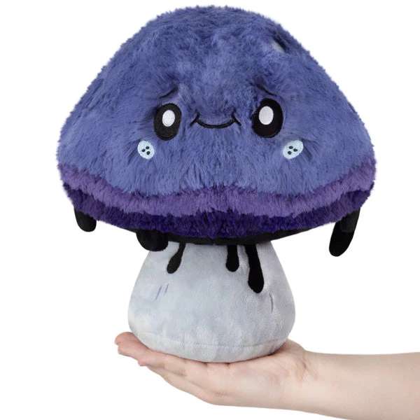 Blækhat svamp plush bamse holdt i hånd – lilla kawaii svamp med sødt ansigt og blødt design

