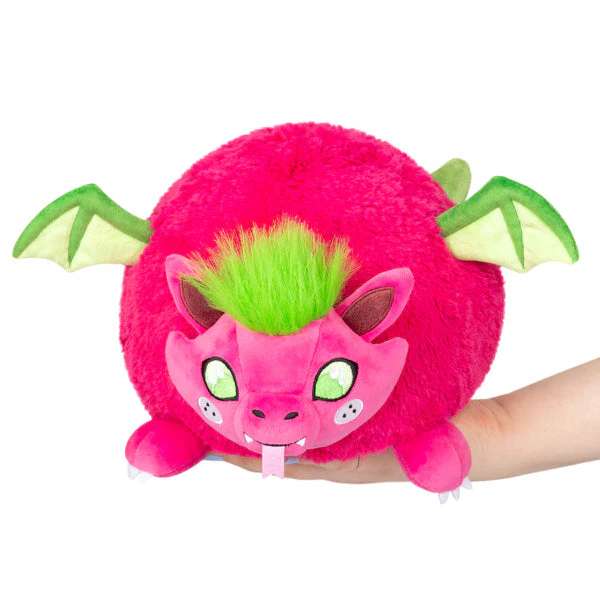 Dragefrugt drage plush bamse holdt i hånd – pink kawaii drage med grønne vinger og blødt design

