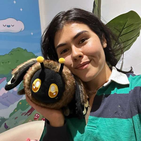 Person holder dødningehoved-sværmer bamse – stor og realistisk insektbamse til leg og læring

