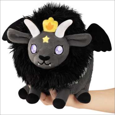 Baphomet plush bamse holdt i hånd – mørk kawaii bamse med horn, vinger og lilla øjne

