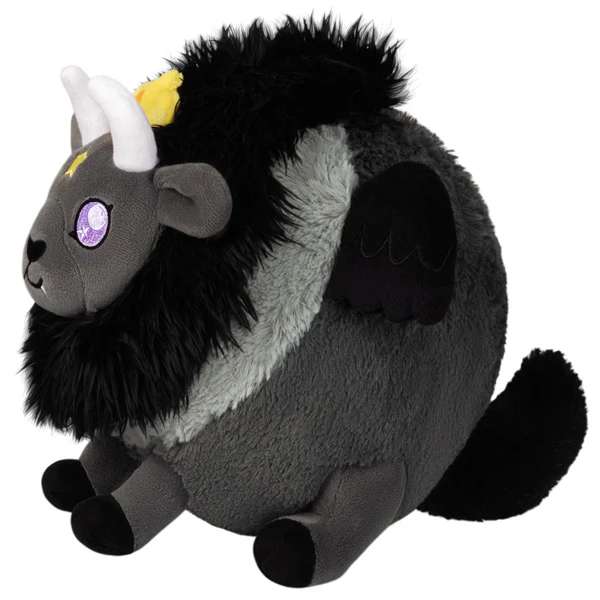 Baphomet bamse set fra siden – blød plush figur med sort pels, små vinger og horn

